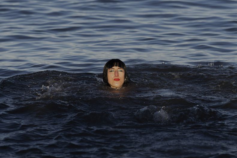 Una mujer nada en las aguas del Estrecho de Magallanes durante el evento anual Chapoteo del Estrecho en Punta Arenas, Chile, el sábado 28 de junio de 2025. (Foto AP/Andrés Poblete)