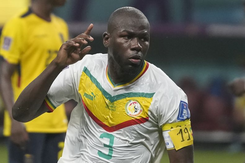 ARCHIVO - Foto del 29 de noviembre del 2022, el senegalés Kalidou Koulibaly celebra tras anotar el segundo gol de su equipo en el encuentro ante Ecuador en el grupo A de la Copa Mundial. El domingo 25 de junio del 2022, Koulibaly deja al Chelsea y firma con el Al-Hilal saudí por tres años (AP Foto/Darko Vojinovic, Archivo)