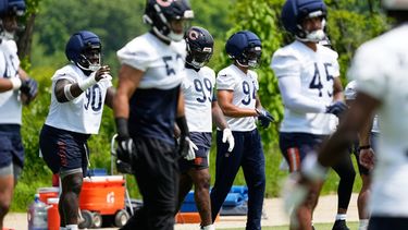 Los lineman Neville Gallimore (90), Gervon Dexter Sr. (99) y Austin Booker (94) durante un entrenamiento de los Bears de Chicago, el miércoles 3 de junio de 2026, en Lake Forest, Illinois. (AP Foto/Nam Y. Huh)