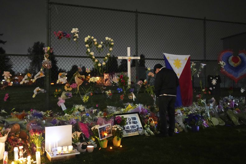 Un asistente reacciona ante un monumento a las víctimas provocadas por un vehículo que embistió a una multitud durante un festival de la comunidad filipina en Vancouver, Columbia Británica, el lunes 28 de abril de 2025. (AP Foto/Lindsey Wasson)