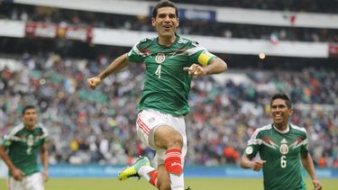 americateve | Rafael M&aacute;rquez, de M&eacute;xico, celebra luego de anotar el quinto gol contra Nueva Zelanda, en el partido de ida del repechaje por un boleto para el Mundial, el mi&eacute;rcoles 13 de noviembre de 2013  (AP Foto/Eduardo Verdugo)