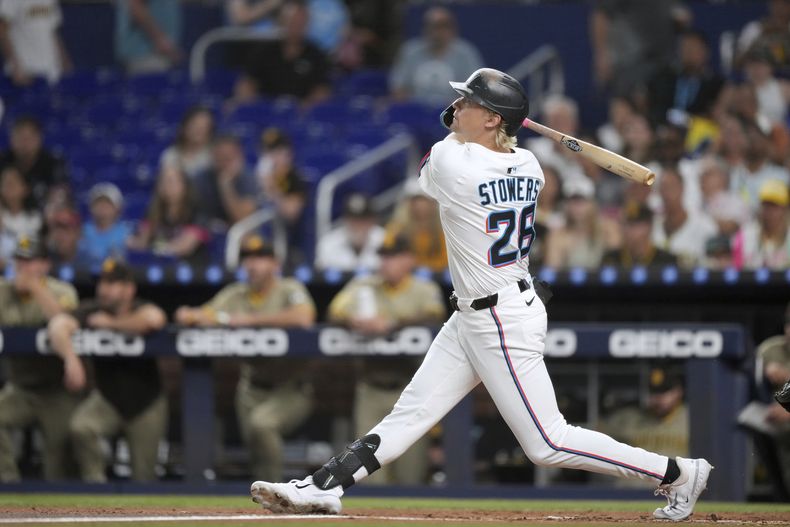 Kyle Stowers de los Marlins de Miami conecta un doble para impulsar una carrera de Agustín Ramírez, en la primera entrada de un partido de béisbol contra los Padres de San Diego, el martes 22 de julio de 2025, en Miami. (AP Photo/Rebecca Blackwell)