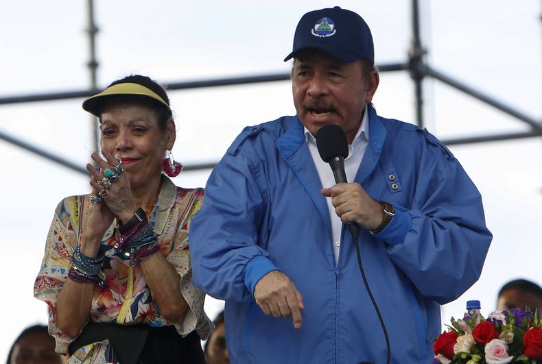 El presidente de Nicaragua, Daniel Ortega, habla a sus seguidores mientras su esposa y vicepresidenta, Rosario Murillo, aplaude en Managua, Nicaragua, el miércoles 29 de agosto de 2018. (AP Foto/Alfredo Zúñiga)