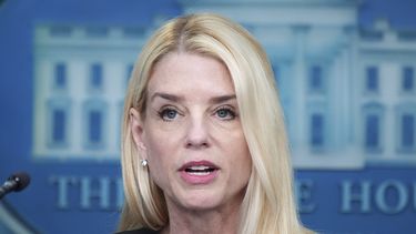 La secretaria de Justicia de EEUU Pam Bondi habla con los medios de comunicación el viernes 27 de junio de 2025 en la sala de prensa de la Casa Blanca en Washington. (AP Foto/Jacquelyn Martin)
