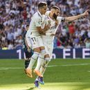 Karim Benzema del Real Madrid celebra con su compañero Lucas Vazquez tras anotar el segundo gol del encuentro ante el Almería en la liga española el sábado 29 de abril del 2023. (AP Foto/Pablo Garcia)