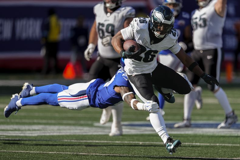 Saquon Barkley (26), running back de los Eagles de Filadeflia, evita ser derribado por Jason Pinnock (27), de los Giants de Nueva York, durante el tercer cuarto del partido de la NFL, el domingo 20 de octubre de 2024, en East Rutherford, Nueva Jersey. (AP Foto/Seth Wenig)