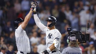 Aaron Judge, centro, de los Yankees de Nueva York, celebra con Giancarlo Stanton, a la izquierda, después de conectar un jonrón contra los Orioles de Baltimore durante la séptima entrada, el jueves 26 de septiembre de 2024, en Nueva York. (AP Foto/Noah K. Murray)