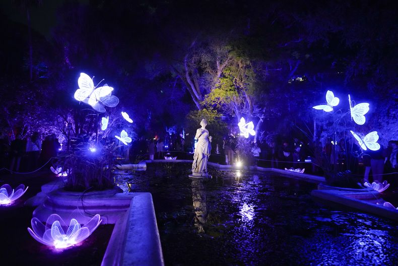 La gente visita la exhibición Secret Garden en el Jardín Botánico Carlos Thays, hogar de más de 1.500 especies de plantas en Buenos Aires, Argentina, el jueves 6 de julio de 2023. (AP Foto/Natacha Pisarenko)