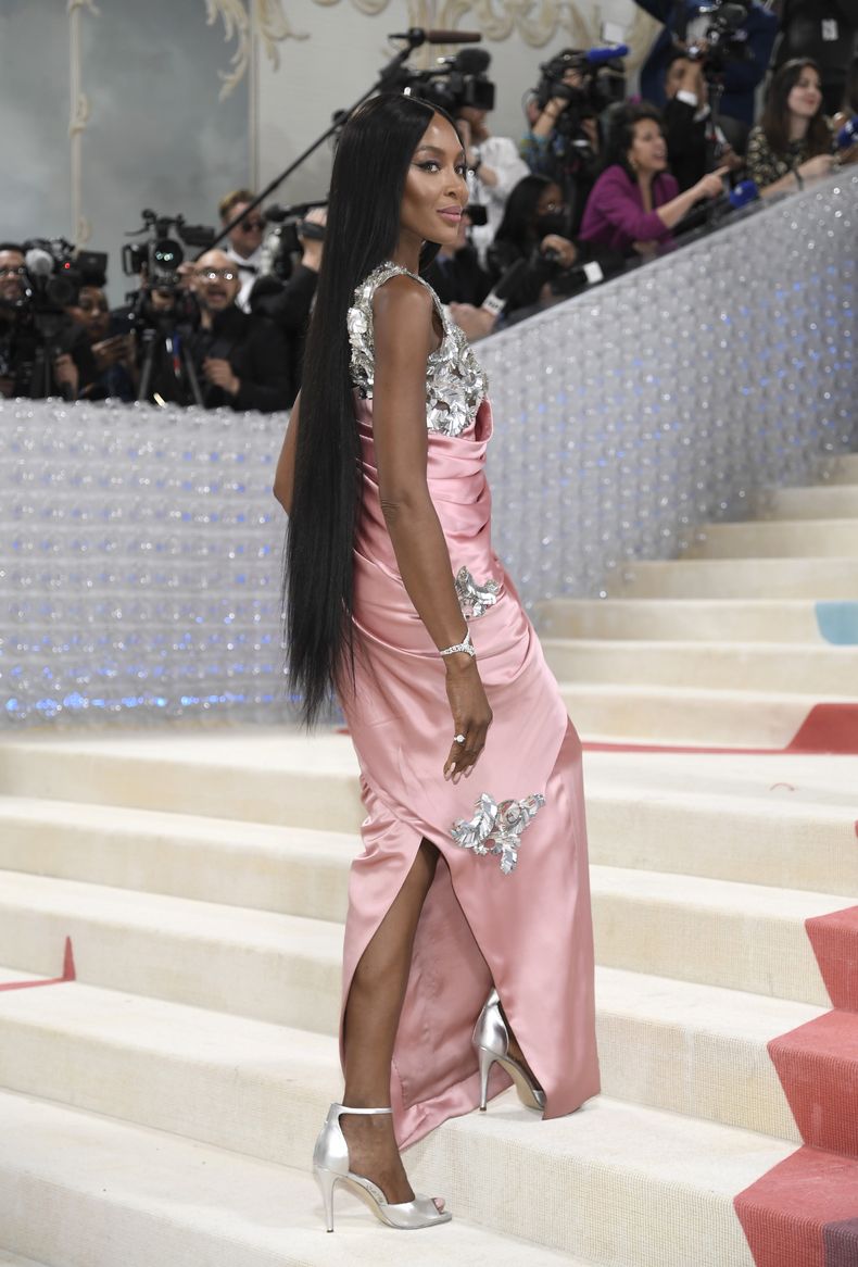 Naomi Campbell llega a la gala del Instituto del Vestido del Museo Metropolitano de Arte para celebrar la inauguración de la exposición Karl Lagerfeld: A Line of Beauty el lunes 1 de mayo de 2023 en Nueva York. (Foto Evan Agostini/Invision/AP)