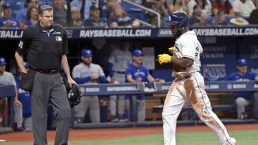 El umpire Jordan Baker observa a Randy Arozarena de los Rays de Tampa tras anotar desde la tercera base en la segunda entrada del juego ante los Azulejos de Toronto el lunes 22 de mayo del 2023. (AP Foto/Steve Nesius)