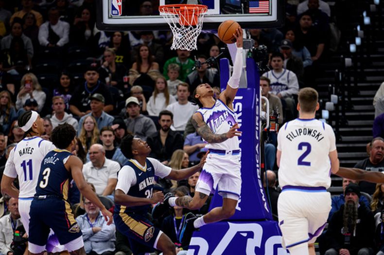 Keyonte George (3), del Jazz de Utah, ataca la canasta para un layup durante el partido de baloncesto de la NBA en contra de los Pelicans de Nueva Orleans, el viernes 23 de octubre de 2026, en Salt Lake City. (AP Foto/Tyler Tate)