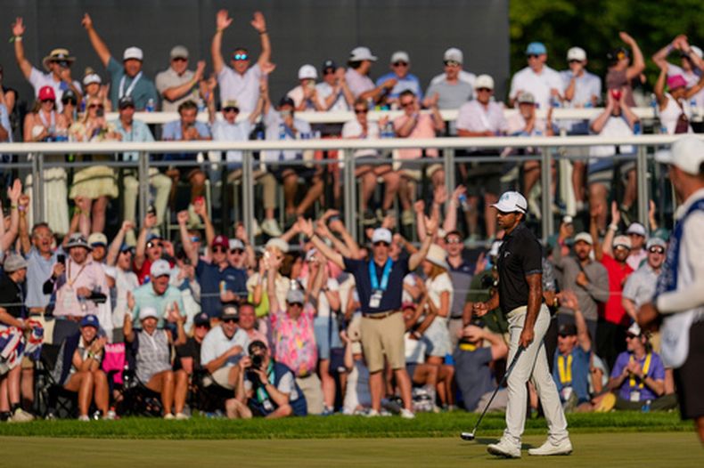 Aaron Rai, de Inglaterra, celebra después de embocar un tiro en el green del hoyo 17 durante la última ronda del Campeonato de la PGA, en el Club de Golf Aronimink, el domingo 17 de mayo de 2026, en Newtown Square, Pensilvania. (AP Foto/Carolyn Kaster)