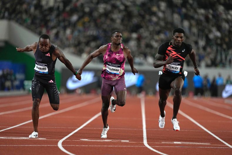 El sudafricano Akani Simbine (izquierda) llega primero, seguido por los estadounidenses Christian Coleman (centro) y Fred Kerley, en los 100 metros de la Liga Diamante en Suzhou, China, el sábado 27 de abril de 2024. (AP Foto/Ng Han Guan)
