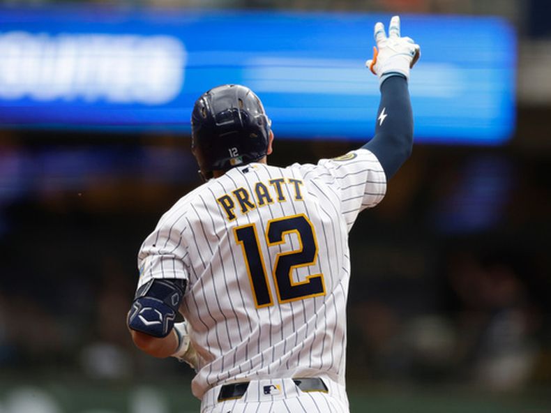 Cooper Pratt (12), de los Cerveceros de Milwaukee, reacciona tras conectar un jonrón durante la segunda entrada de un partido de béisbol contra los Rockies de Colorado, el sábado 25 de julio de 2026, en Milwaukee. (Foto AP/Jeffrey Phelps)