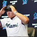 Rintaro Sasaki, de los Marlins de Miami, se ajsuta la gorra antes de una conferencia de prensa el jueves 23 de julio de 2026 (AP Foto/Lynne Sladky)