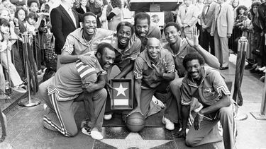 ARCHIVO - El equipo de los Harlem Globetrotters devela su estrella en el Paseo de la Fama de Hollywood, en Los Ángeles, el 19 de enero de 1982. De izquierda a derecha: Billy Hobley, Dallas Thornton, Hubert Geese Ausbie, Nate Branch, Fred Curly Neal, Robert Paige y Larry Gator Rivers. (AP Foto/Lennox McLendon, archivo)