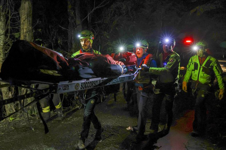 Rescatistas recuperan el cadáver de una de las víctimas de un accidente de teleférico al sur de Nápoles, en Castellamare di Stabia, cerca de Nápoles, Italia, el 17 de abril de 2025. (AP Foto/Salvatore Laporta)
