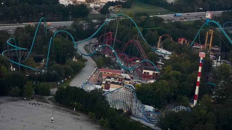 Esta fotografía aérea muestra el parque de diversiones Six Flags Over Georgia, a unos 24 kilómetros (15 millas) al noroeste de Atlanta, el jueves 15 de octubre de 2026, en Mableton. (AP Foto/Mike Stewart)