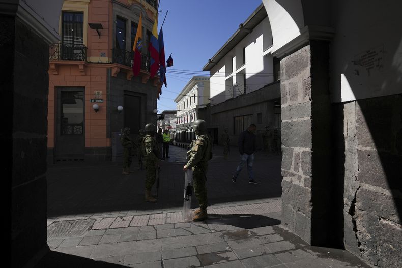 La policía militar custodio el centro histórico de Quito, Ecuador, el jueves 10 de agosto de 2023. El presidente Guillermo Lasso declaró el estado de excepción en todo el país que implica la movilización de militares por el territorio un día después del asesinato a tiros del candidato presidencial Fernando Villavicencio en un acto de campaña en Quito. (AP Foto/Dolores Ochoa)