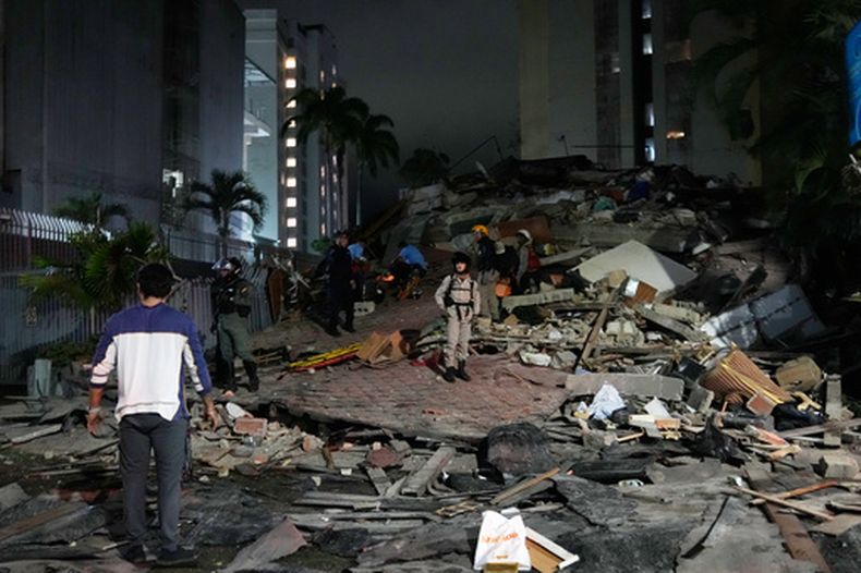 Personas caminan entre los escombros tras un terremoto en Caracas, Venezuela, el miércoles 24 de junio de 2026. (AP Foto/Ariana Cubillos)