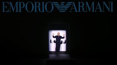 ARCHIVO - El diseñador de moda Giorgio Armani recibe una ovación después de presentar su colección para caballeros Otoño-Invierno 2017-2018 de Emporio Armani, parte de la Semana de la Moda de Milán, revelada en Milán, Italia, el sábado 14 de enero de 2017. (Foto AP/Antonio Calanni, archivo)
