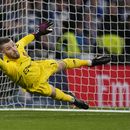 El portero del Manchester United David de Gea intenta atajar un penal durante la semifinal de la Copa FA ante el Brighton and Hove Albion, el domingo 23 de abril de 2023, en Londres. (AP Foto/Alastair Grant, Archivo)