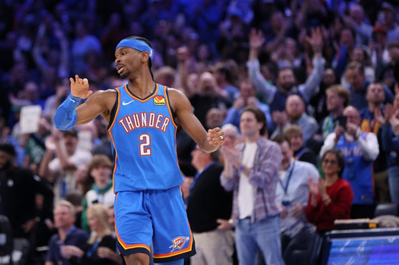 Shai Gilgeous-Alexander, del Thunder de Oklahoma City, festeja poco después de romper el récord de Wilt Chamberlain, de más partidos consecutivos con 20 puntos o más, el jueves 12 de marzo de 2026, ante los Celtics de Boston (AP Foto/Nate Billings)