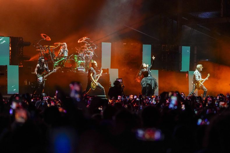 la banda estadounidense Evanescence durante su concierto en el festival HERA HSBC en la Ciudad de México el sábado 24 de agosto de 2024. (Foto AP/Aurea Del Rosario)