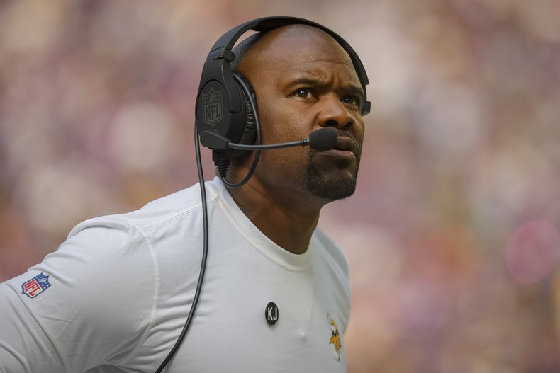 ARCHIVO - Brian Flores, coordinador defensivo de los Vikings de Minnesota, mira el marcador en el partido ante los Texans de Houston, el domingo 22 de septiembre de 2024 (AP Foto/Bruce Kluckhohn, archivo)