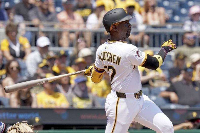 Andrew McCutchen, de los Piratas de Pittsburgh, observa su cuadrangular de tres carreras durante la quinta entrada del juego de béisbol de Grandes Ligas contra los Marlins de Miami, el miércoles 11 de junio de 2025, en Pittsburgh. (AP Foto/Matt Freed)