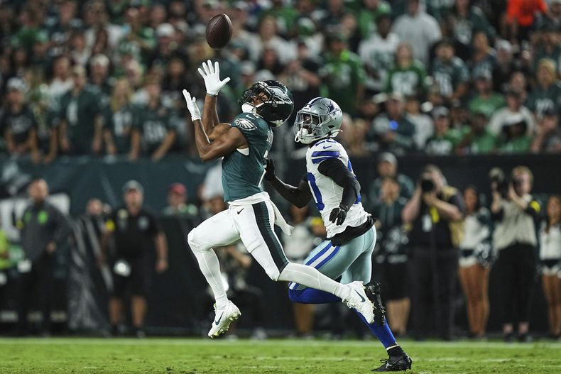 Jahan Dotson, receptor de los Eagles de Filadelfia, atrapa un pase frente a Kaiir Elam, de los Cowboys de Dallas, en el encuentro del jueves 4 de septiembre de 2025 (AP Foto/Matt Rourke)