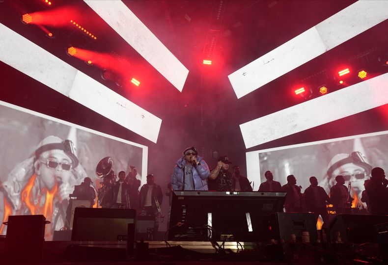 Fuerza Regida durante su concierto en el primer día del festival Arre en la Ciudad de México el sábado 9 de septiembre de 2023. (Foto AP/Fernando Llano)