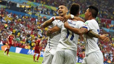 americateve | Con goles de Eduardo Vargas y Charles Aránguiz, el equipo de Sampaoli se impuso 2-0 y avanzó de ronda junto a Holanda. El vigente campeón del mundo se despide de la Copa del Mundo