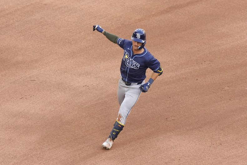 Jonny DeLuca, de los Rays de Tampa Bay, recorre las bases luego de conectar un jonrón de dos carreras ante los Azulejos de Toronto, el sábado 18 de mayo de 2024 (Chris Young/The Canadian Press via AP)