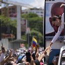 La líder opositora María Corina Machado saluda a sus partidarios a su llegada a una concentración en Caracas, Venezuela, el sábado 3 de agosto de 2024. (Foto AP/Matías Delacroix)