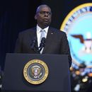 El secretario de Defensa, Lloyd Austin, habla en una ceremonia de despedida del comandante en jefe del Departamento de Defensa en la base conjunta Myer-Henderson Hall, el jueves 16 de enero de 2025, en Arlington, Virginia. (AP Foto/Evan Vucci)