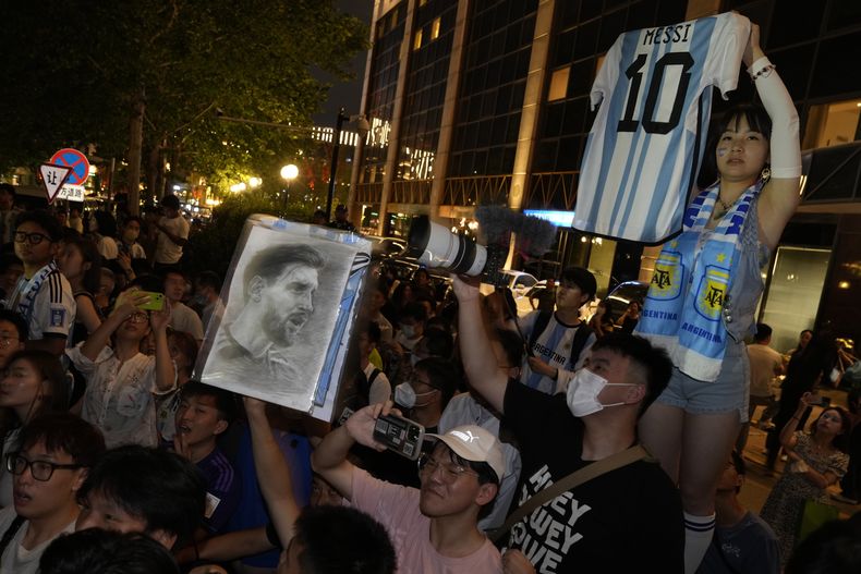 Aficionados chinos reciben a la selección de Argentina previo a un entrenamiento en Beijing, el martes 13 de junio de 2023. (AP Foto/Ng Han Guan)