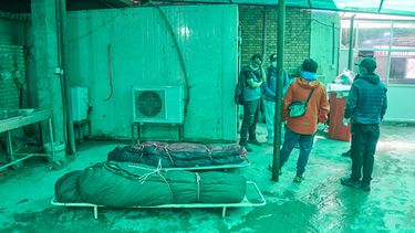 Los cuerpos de dos escaladores nepalíes, recuperados tras una avalancha en el monte Himlung, en la morgue de un hospital en Katmandú, Nepal, el 28 de septiembre de 2026. (AP Foto/Niranjan Shrestha)
