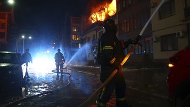 Bomberos combaten las llamas de una vivienda que fue impactada por un dron ruso en un vecindario residencial en Zaporiyia, Ucrania, el sábado 1 de marzo de 2025. (AP Foto/Kateryna Klochko)