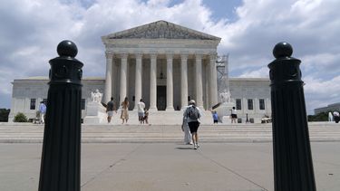 Visitantes posan para fotografiarse afuera de la Corte Suprema de Estados Unidos, el martes 18 de junio de 2024, en Washington. (AP Foto/Jose Luis Magana)