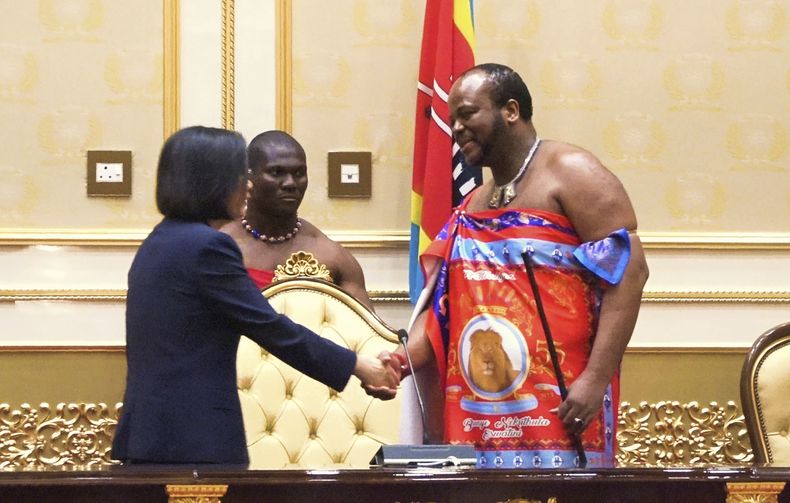 La presidenta taiwanesa Tsai Ing-wen (izq) con el rey Mswati III de Esuatini en el palacio real de Ludzidzini, Esuatini, el 5 de septiembre del 2023. (AP foto)