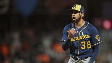 Yelich anota la decisiva en triunfo de Cerveceros