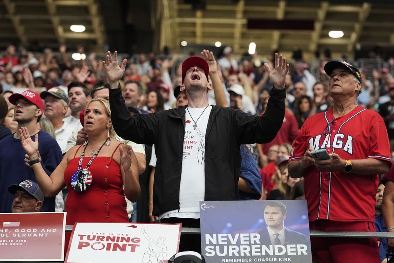 Un hombre escucha un himno de alabanza antes del inicio del homenaje en honor del activista conservador Charlie Kirk, el domingo 21 de septiembre de 2025, en el State Farm Stadium en Glendale, Arizona. (AP Foto/Ross D. Franklin)