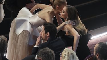 Ariana Grande, de izquierda a derecha, Adrien Brody y Georgina Chapman entre el público durante los Oscar el domingo 2 de marzo de 2025 en el Teatro Dolby de Los Ángeles. (Foto AP/Chris Pizzello)