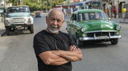 El escritor cubano Leonardo Padura posa para un retrato en la calle en La Habana, Cuba, el miércoles 10 de abril de 2024. (AP Foto/Ramón Espinosa)