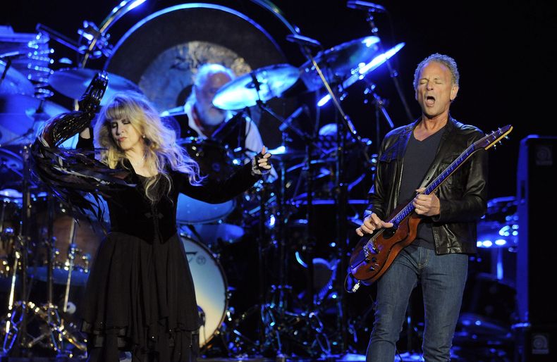 ARCHIVO - Stevie Nicks, a la izquierda, y Lindsey Buckingham de Fleetwood Mac actúan en Los Ángeles el 3 de julio de 2013. (Foto Chris Pizzello/Invision/AP, archivo)