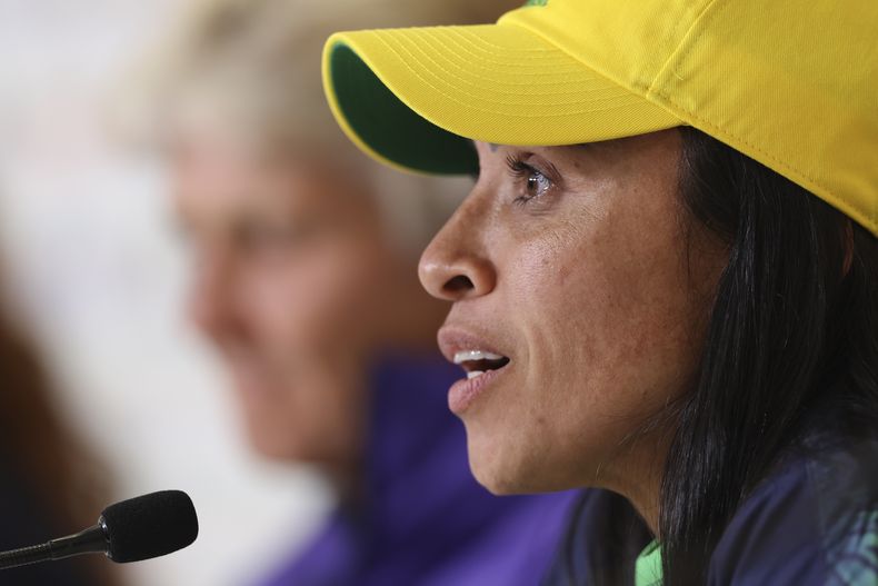 La delantera brasileña Marta durante una rueda de prensa previo al partido contra Jamaica en la Copa Mundial femenina, el martes 1 de agosto de 2023, en Melbourne, Australia. (AP Foto/Victoria Adkins)