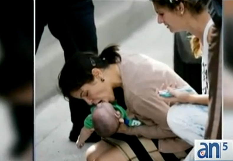 La mujer que revivió con primeros auxilios a su sobrino de cinco meses en plena autopista es honrada por la Cruz Roja