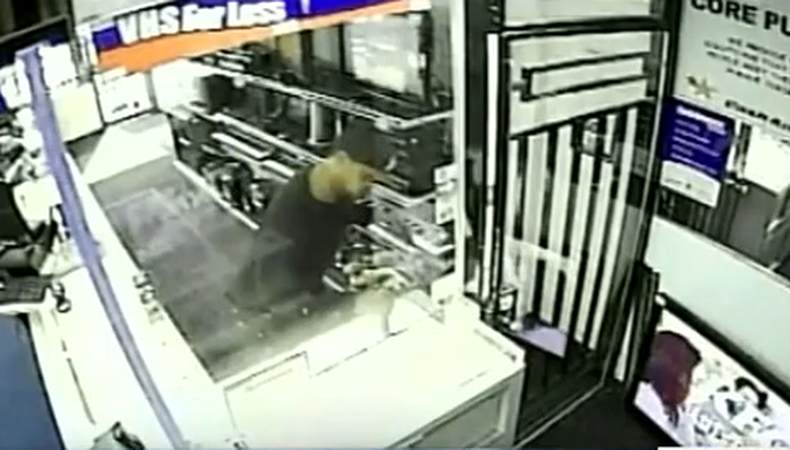 Dos hombres robaron una casa de empeños-joyería y se llevaron miles dólares en prendas.