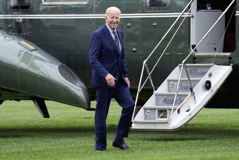 El presidente estadounidense Joe Biden llega a la Casa Blanca en Washington, el lunes 7 de agosto de 2023, después de pasar el fin de semana en Wilmington, Delaware. (AP Foto/Jacquelyn Martin)